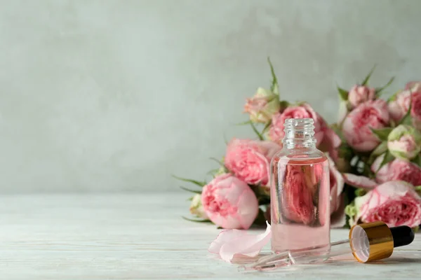 Flasche Mit Ätherischem Rosenöl Auf Weißem Holztisch — Stockfoto