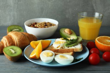 Tahta masadaki lezzetli kahvaltı kavramı, yakın çekim.