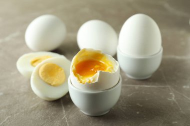 Gri desenli masada kaynamış yumurta.