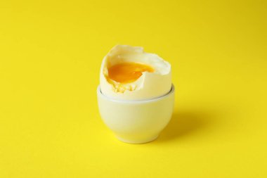 Sarı arka planda kaynamış yumurta, yakın plan.