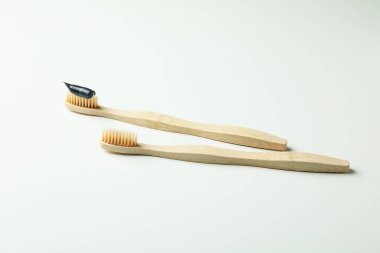 Beyaz arka planda çevre dostu ahşap diş fırçaları
