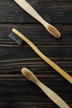 Kırsal ahşap arka planda çevre dostu diş fırçaları