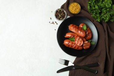 Beyaz desenli arka planda ızgara sosisli lezzetli yemek kavramı