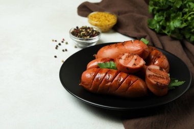 Beyaz desenli arka planda ızgara sosisli lezzetli yemek kavramı