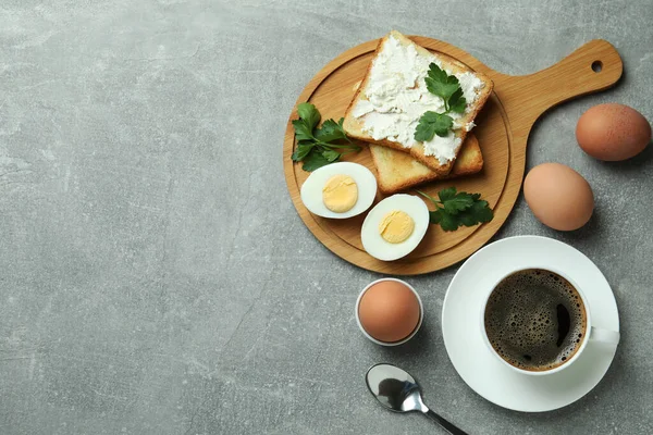 Conceito Café Manhã Saboroso Com Ovos Cozidos Mesa Texturizada Cinza — Fotografia de Stock