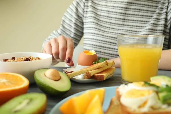 Tahta Masadaki Lezzetli Kahvaltı Kavramı Yakın Çekim — Stok fotoğraf
