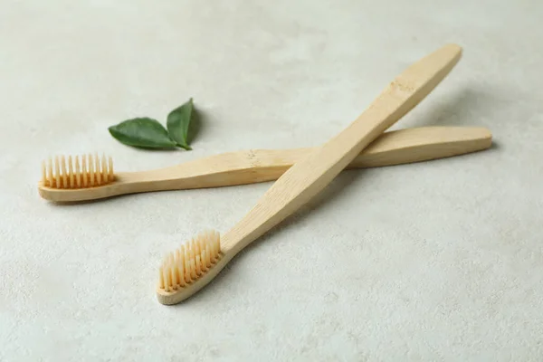 Milieuvriendelijke Tandenborstels Bladeren Witte Textuur Achtergrond — Stockfoto