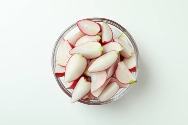 Beyaz arka planda bir kase taze turp.