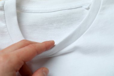 Kadın eli ve beyaz kazak, yaklaşın.