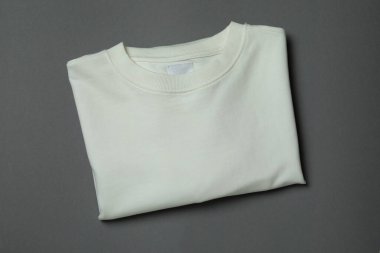 Gri arkaplanda beyaz kazak, metin için boşluk