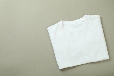 Gri arkaplanda katlanmış eşofman üstü, metin için boşluk