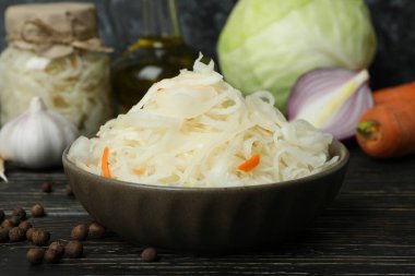 Taze lahana turşusu ve ahşap masa malzemeleri.