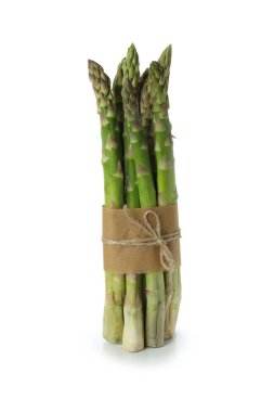 Taze yeşil kuşkonmaz beyaz arka planda izole