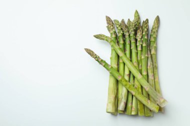 Beyaz arkaplanda taze yeşil kuşkonmaz, metin için boşluk