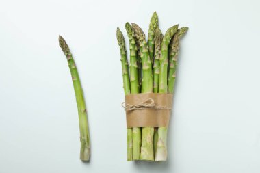 Beyaz arka planda bir sürü taze yeşil kuşkonmaz