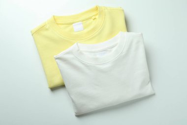 Beyaz arkaplanda beyaz ve sarı kazaklar