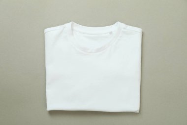 Gri arkaplanda katlanmış eşofman üstü, metin için boşluk