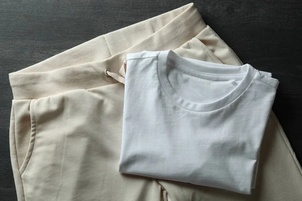Shirt Branca Sweatpants Fundo Madeira Escura — Fotografia de Stock