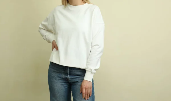 Jonge Vrouw Wit Sweatshirt Tegen Beige Achtergrond — Stockfoto