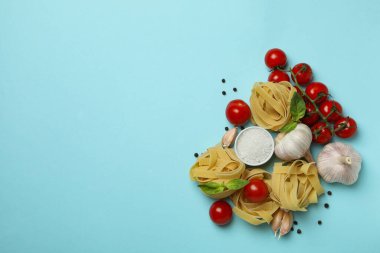 Mavi arka planda lezzetli makarna pişirme kavramı