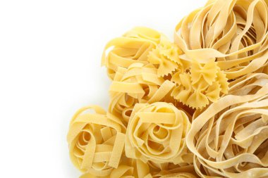 Beyaz arkaplanda pişmemiş çiğ makarna