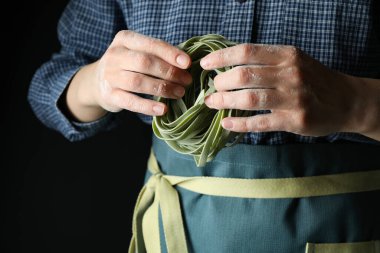 Kadın, pişmemiş yeşil makarna, yakın çekim.