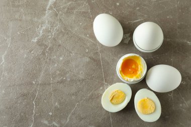 Gri desenli masada kaynamış yumurta.