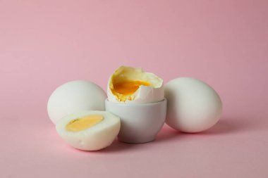 Pembe arka planda kaynamış yumurta, yakın plan.