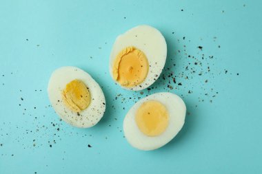 Mavi arka planda kaynamış yumurta, üst manzara.