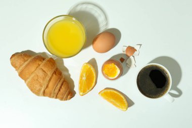 Beyaz arka planda lezzetli kahvaltı kavramı, üst manzara.