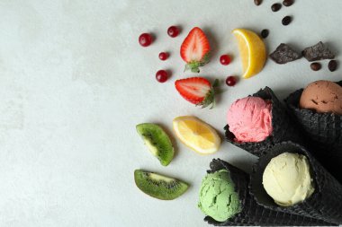 Dondurmalı siyah koniler ve beyaz desenli arka planda malzemeler.