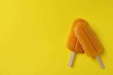 Sarı arka planda mango dondurması var.