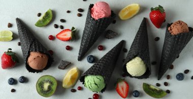 Dondurmalı siyah koniler ve beyaz desenli arka planda malzemeler.