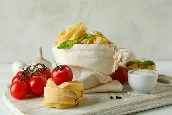 Concept Van Het Koken Van Smakelijke Pasta Witte Houten Tafel — Stockfoto