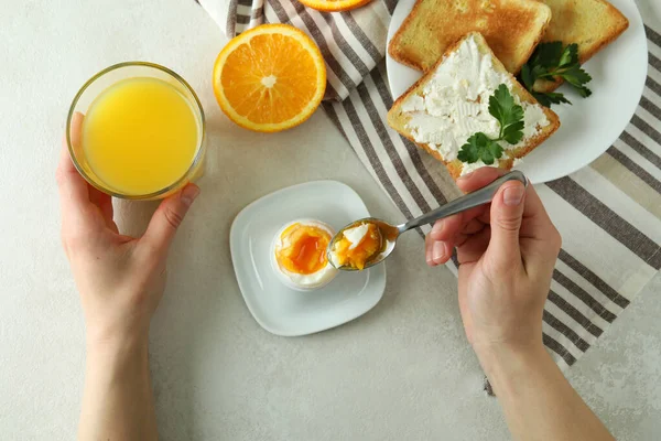 美味早餐的概念与煮熟的鸡蛋 顶部视图 — 图库照片