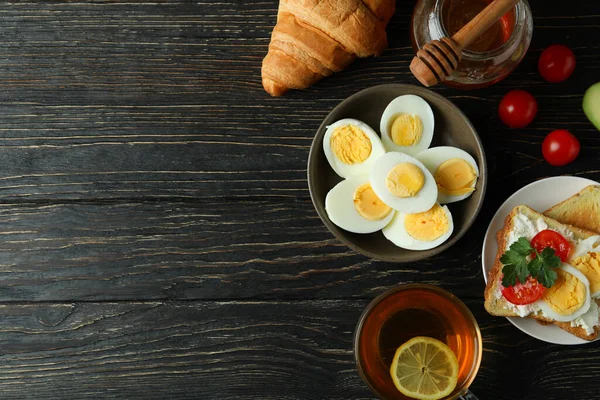 Concept Van Smakelijk Ontbijt Met Gekookte Eieren Houten Tafel — Stockfoto