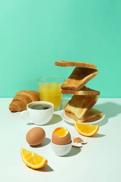 Konzept Des Leckeren Frühstücks Mit Gekochten Eiern Vor Minzhintergrund — Stockfoto