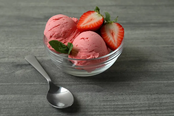 在灰色质感桌上放草莓冰淇淋球的碗 — 图库照片