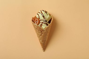 Bej arkaplanda karamel dondurma külahı