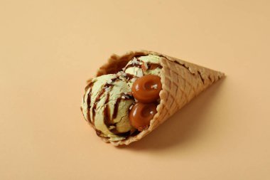 Bej arkaplanda karamel dondurma külahı