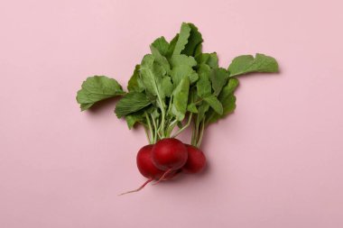 Pembe arka planda taze turp.