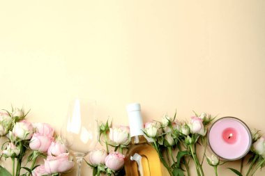 Gül, şarap ve bej arka planda mumlarla romantik bir konsept.