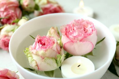 Güller ve mumlarla romantik bir konsept.