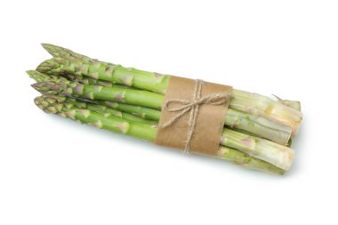 Taze yeşil kuşkonmaz beyaz arka planda izole