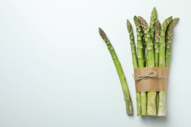 Beyaz arkaplanda taze yeşil kuşkonmaz, metin için boşluk