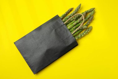 Sarı arka planda yeşil kuşkonmaz