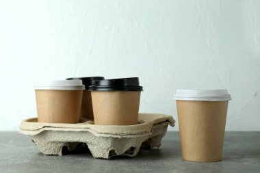 Kahve fincanı ve gri dokulu masa tutacağı.