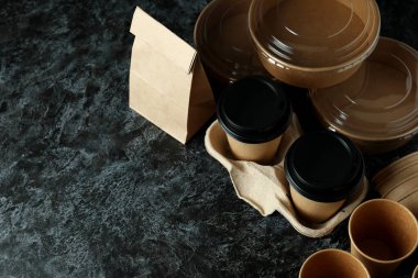 Siyah Smokey Masası 'nda paket yemek konteynırları.