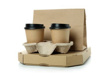 Servis için tek kullanımlık tablo takımı beyaz arkaplanda izole edildi