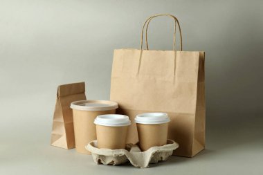 Gri arka planda paket yemek konteynırları
